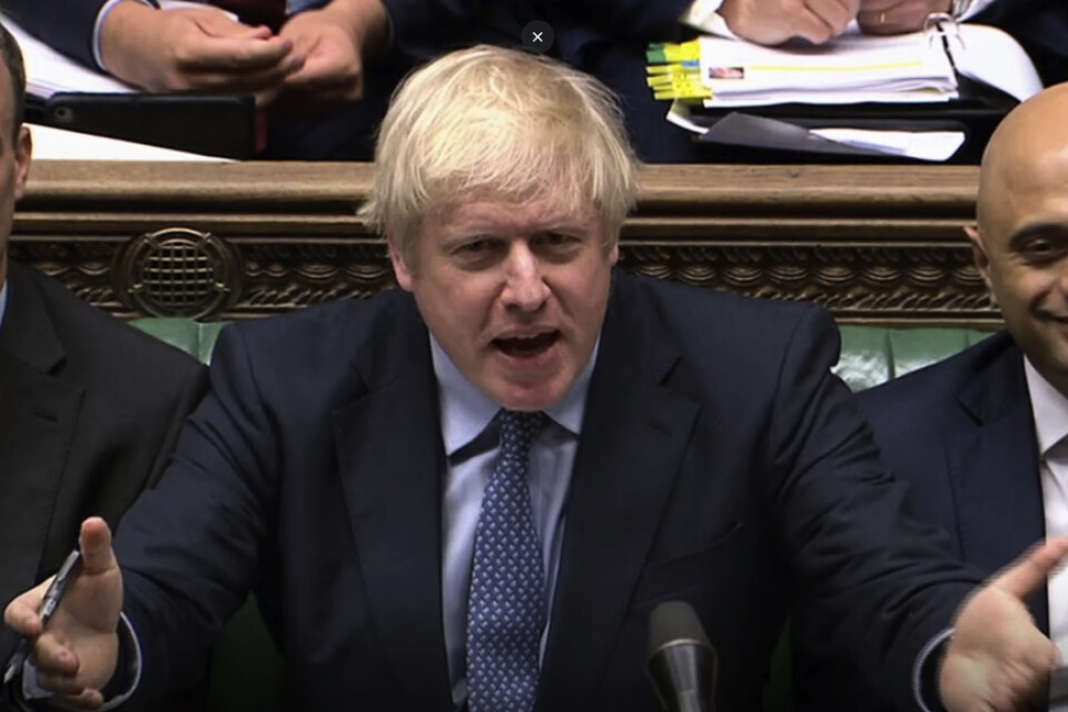 Premiärminister Boris Johnson slår ut med händerna i underhusets frågestund.