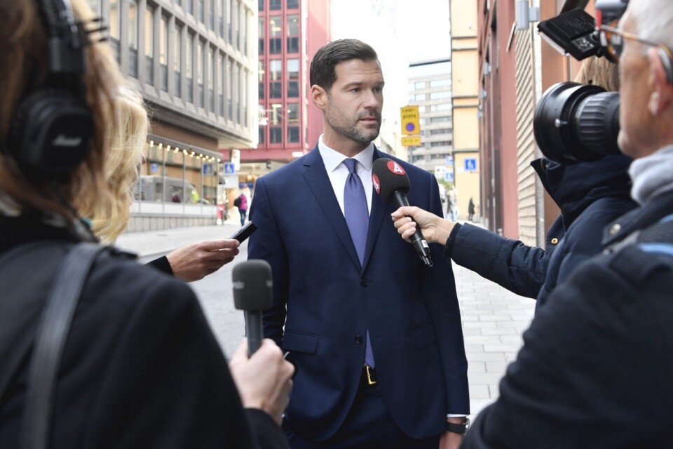 Moderaternas rättspolitisk talesperson Johan Forssell (M) anländer till samtalen om hur gängvåldet ska kunna stoppas på Justitiedepartementet i Stockholm.Foto: Jessica Gow / TT