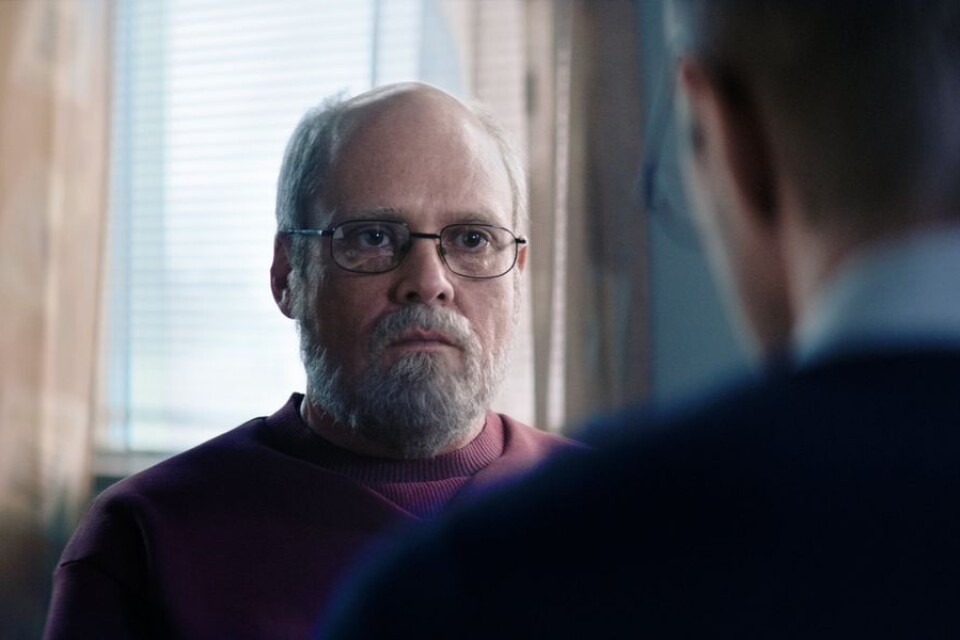 David Dencik spelar Thomas Quick som en oerhört ensam människa, som erkände mord efter mord för att få bekräftelse från vårdpersonalen på Säters rättspsykiatriska klinik.