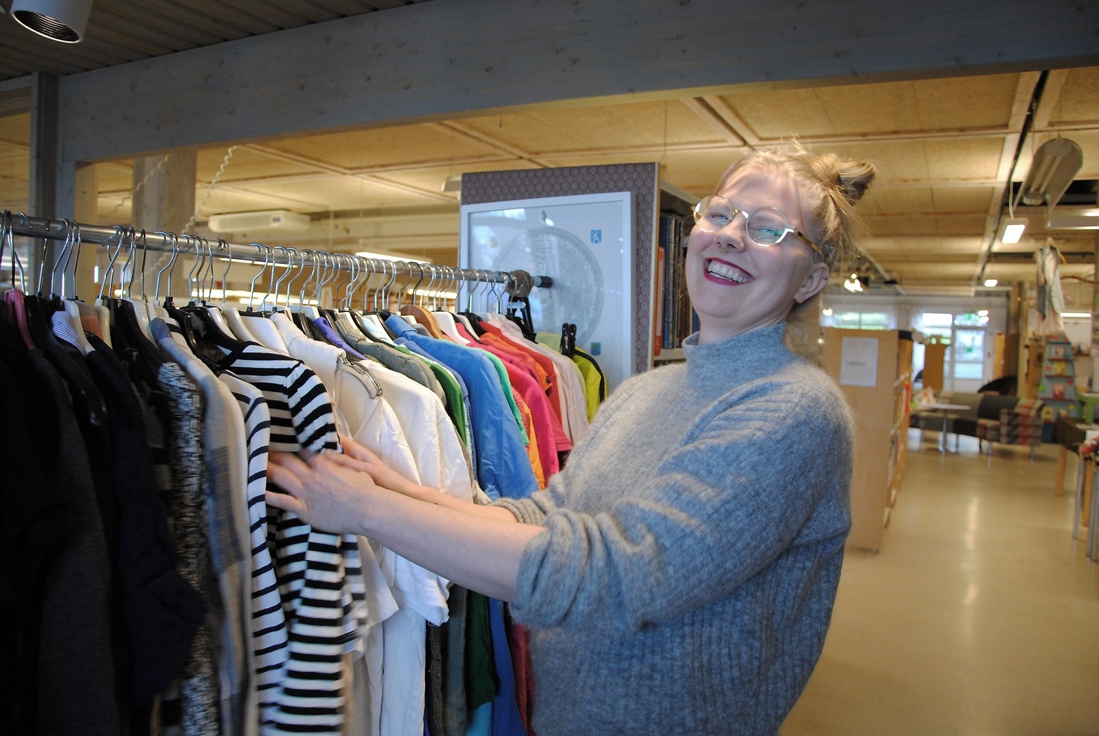 Anna Johansson, ABF, en av initiativtagarna till ”Omställningsgruppen Osby”, var med på klädbytardagen i biblioteket. Foto: Maja Ögren Andersson