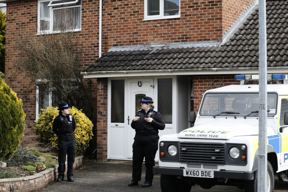 Brittiska poliser utanför den ryske ex-agenten Sergej Skripals hus i Salisbury. Arkivbild