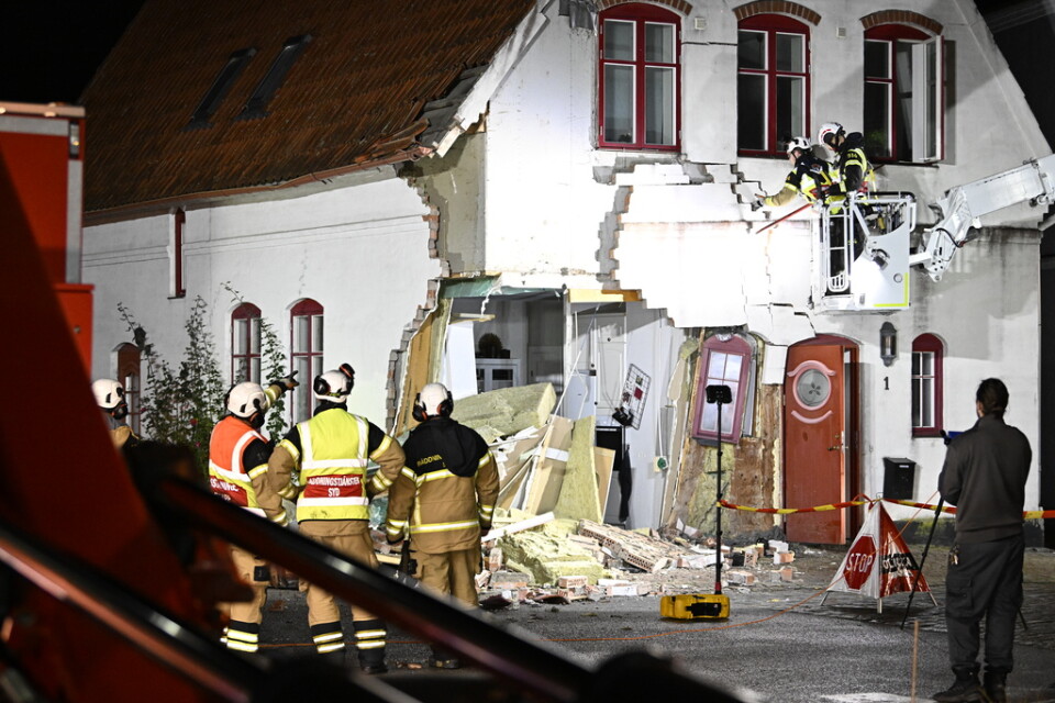 Räddningstjänsten på plats i Hjärup efter att en bil kört in i ett hus tidigt på torsdagsmorgonen.