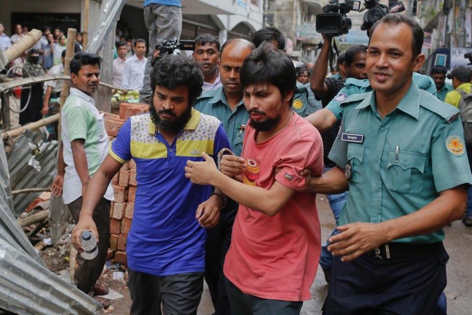 Polisen i Bangladesh har gripit två 29-åriga män misstänkta för mordet på den sekuläre bloggaren Niloy Chakrabarti i Bangladeshs huvudstad Dhaka den 7 augusti. De två ska vara medlemmar i den militanta extremistgruppen Ansarullah Bangla Team (ABT) som a