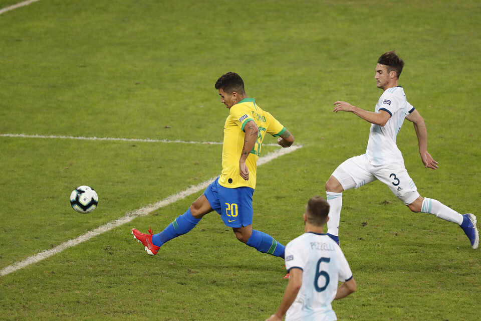 Roberto Firmino på väg att göra 2–0-målet i semifinalen mellan Brasilien och Argentina i Copa América.