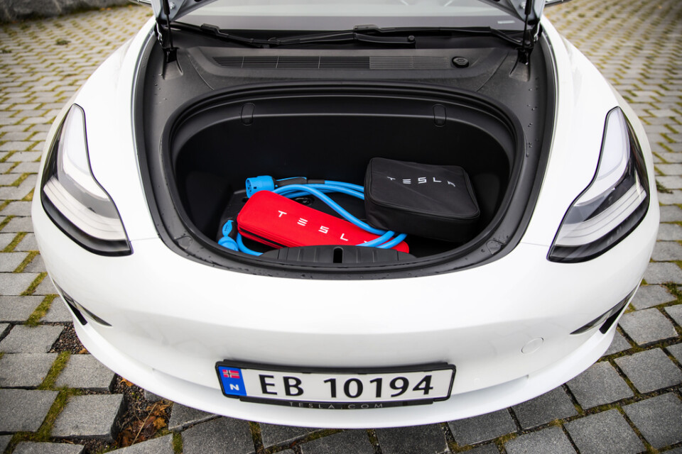 En Tesla 3 i Oslo med sin omtalade "frunk" – ett främre bagageutrymme där fossilbilar brukar ha motorn.