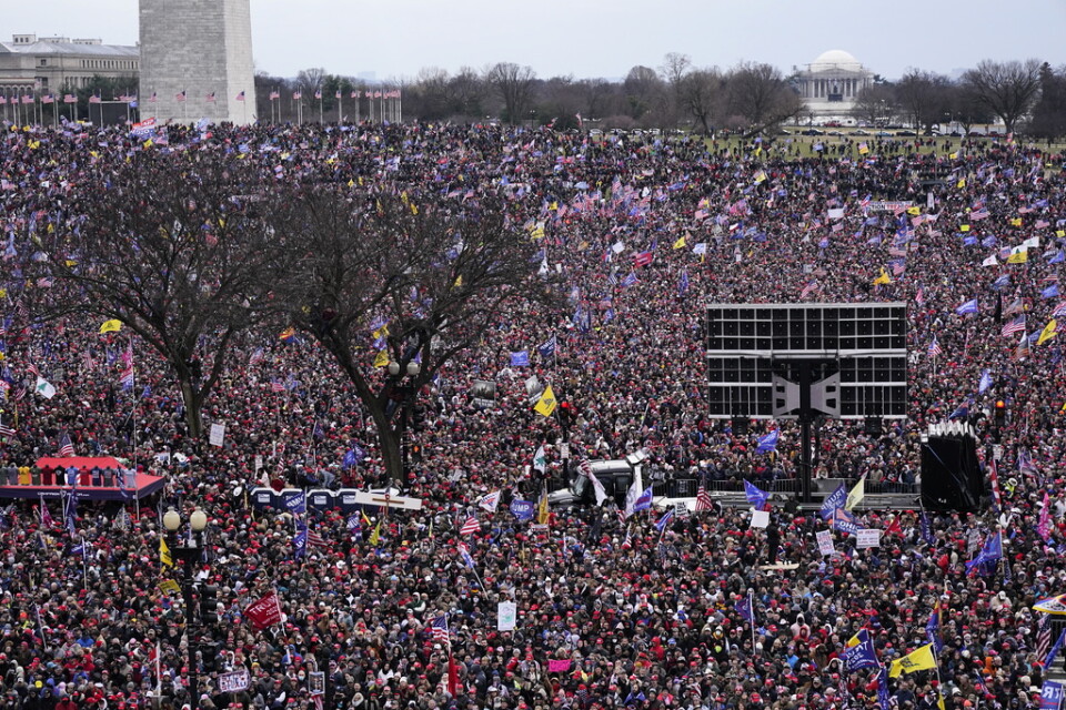 Tiotusentals människor har anslutit till demonstrationen i Washington|DC till stöd för USA:s sittande president Donald Trump.