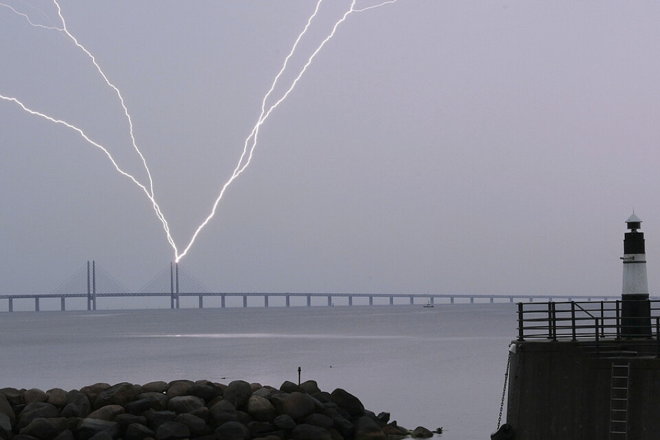 Blixten slår ner i den ena pylonen på Öresundsbron vid lördagens åskoväder.