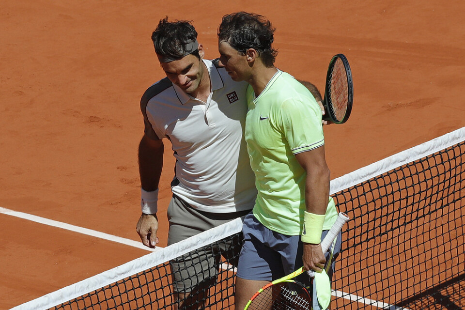 Roger Federer gratulerar Rafael Nadal till segern.