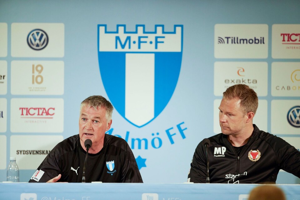 MALMÖ 20190519MFF:s assisterande tränare Rob Kelly och Kalmars tränare Magnus Pehrsson var inte ense om situationen där Papa Diouf stoppades av Rasmus Bengtsson.