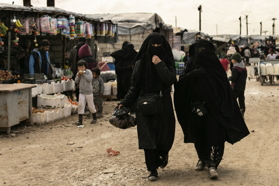Kvinnor på en marknad i lägret al-Hol i nordöstra Syrien. Arkivbild.