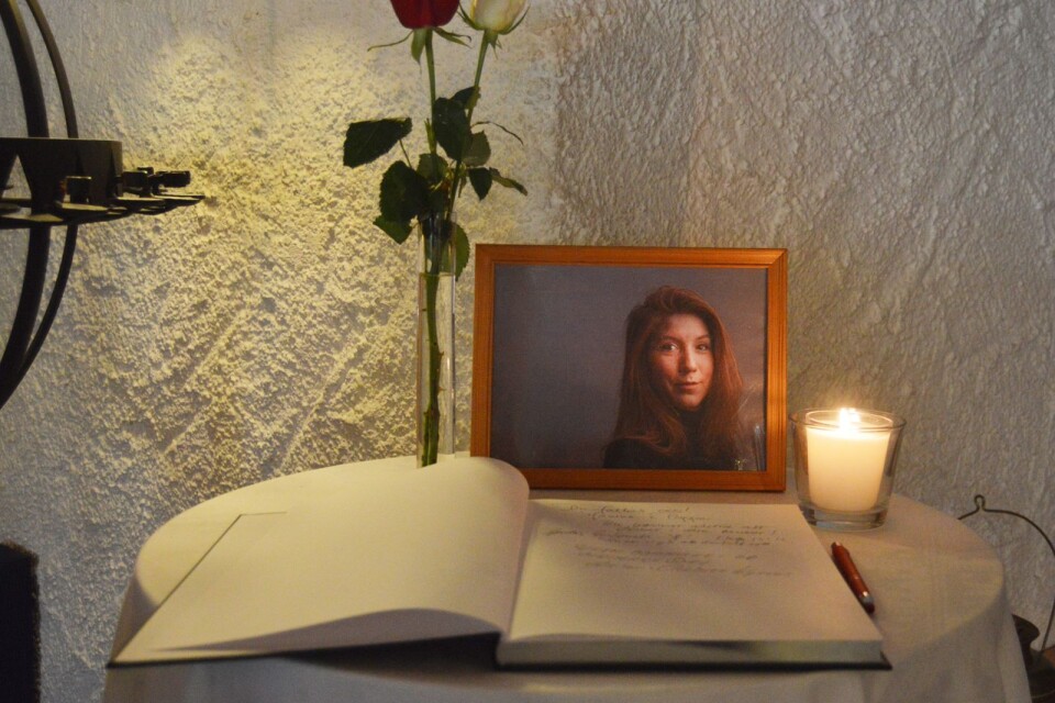 På Trelleborgs församling ställer man fram en kondoleansbok för Kim Wall där allmänheten lämnar mängder av hälsningar.