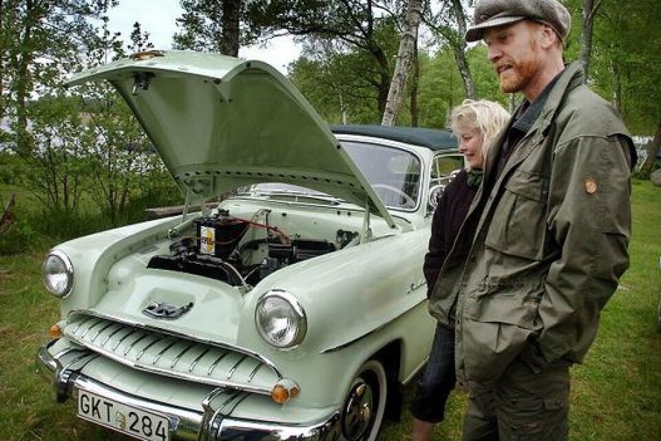 Erik och Sigbritts Nilssons Opel Rekord Olympia uppskattades på veteranbilsträffen vid Tydingesjön. Bilder: WILLY ALM