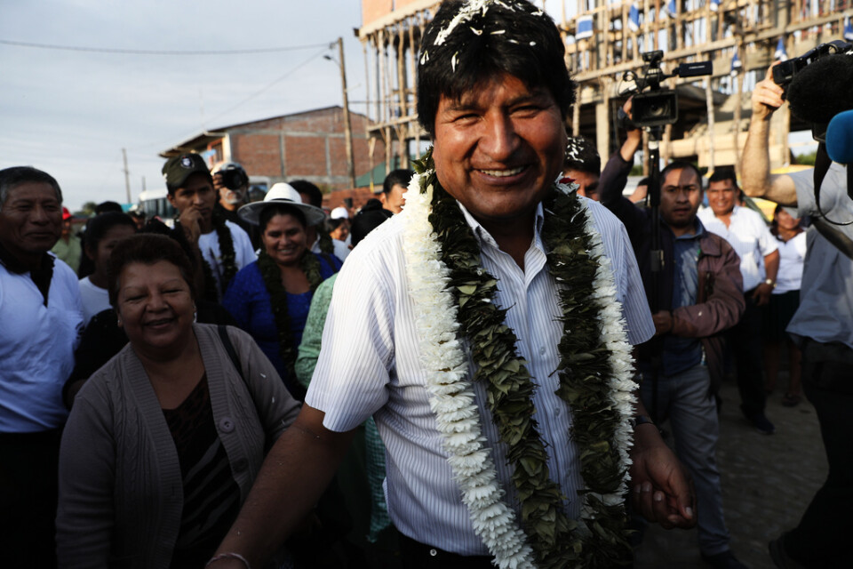 Bolivias president Evo Morales bland anhängare i byn Villa 14 de Septiembre i regionen Chapare, där presidenten lade sin röst på söndagen.