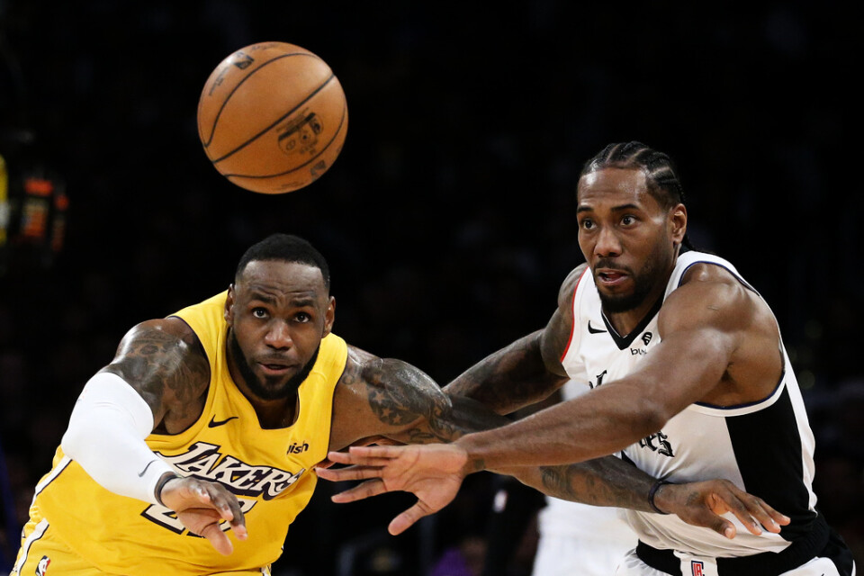 Los Angeles Lakers LeBron James, till vänster, och Los Angeles Clippers Kawhi Leonard under juldagsmatchen.