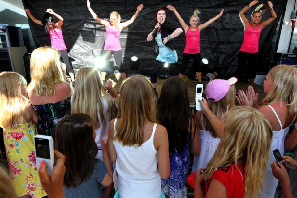 Tempot var rasande och publiken entusiastisk när Amy Diamond showade i Borgholm på onsdagskvällen.