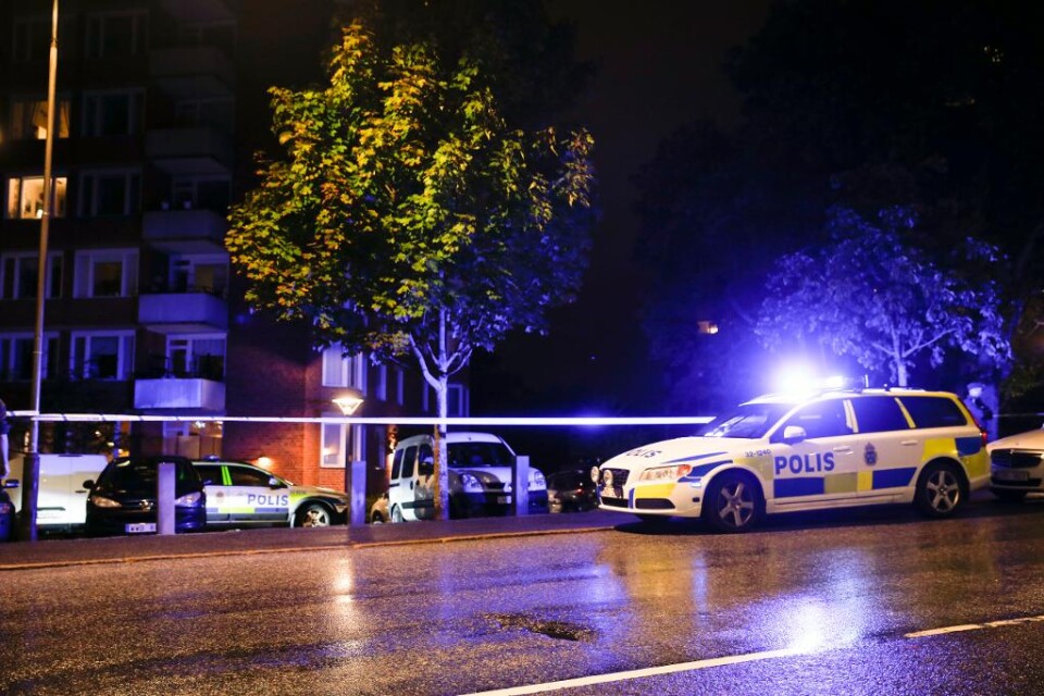 Den man i 25-årsåldern som hittades skadad utomhus i Farsta i södra Stockholm efter en skottlossning under fredagskvällen avled strax efter att han inkom till sjukhus under natten till lördagen. - Vi har hämtat en person till förhör och kontrollerat ett