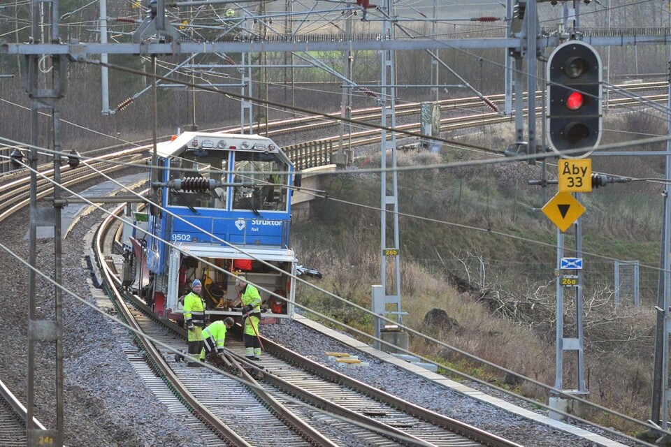 En bild från Åby strax norr om Norrköping 2014 där järnvägen var avstängd på grund av ett av alla ideliga växelfel. Höghastighetsjärnvägen brådskar inte minst för att tåg inte ska behöva stå stilla lika ofta som nu.