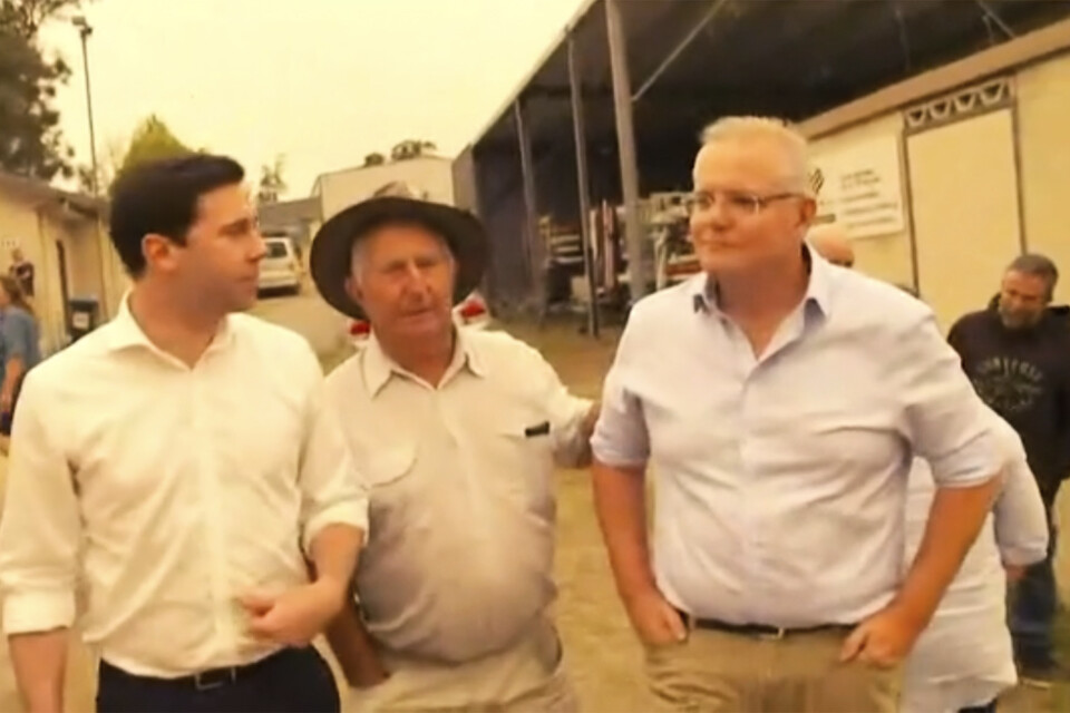 Australiens premiärminister Scott Morrison träffade upprörda invånare i det branddrabbade samhället Cobargo i torsdags.