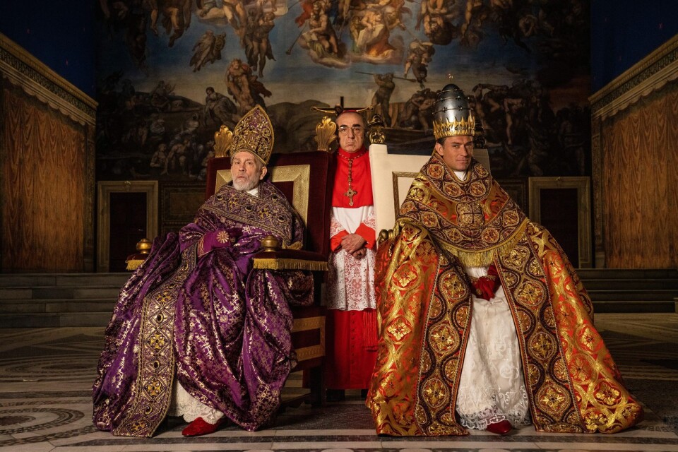 Mycket pompa, ståt – och prästerliga hattar blir det i ”The new pope”, med John Malkovich, Silvio Orlando och Jude Law. ”En rad kardinaler från runtom i världen har hört av sig till mannen som gjort de hattar jag hade. De ville ha likadana”, säger Jude Law.
