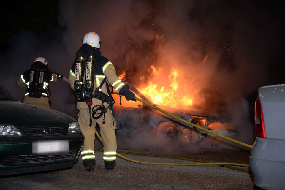 En bil blev totalbränd på Höstvägen i Araby i natt.