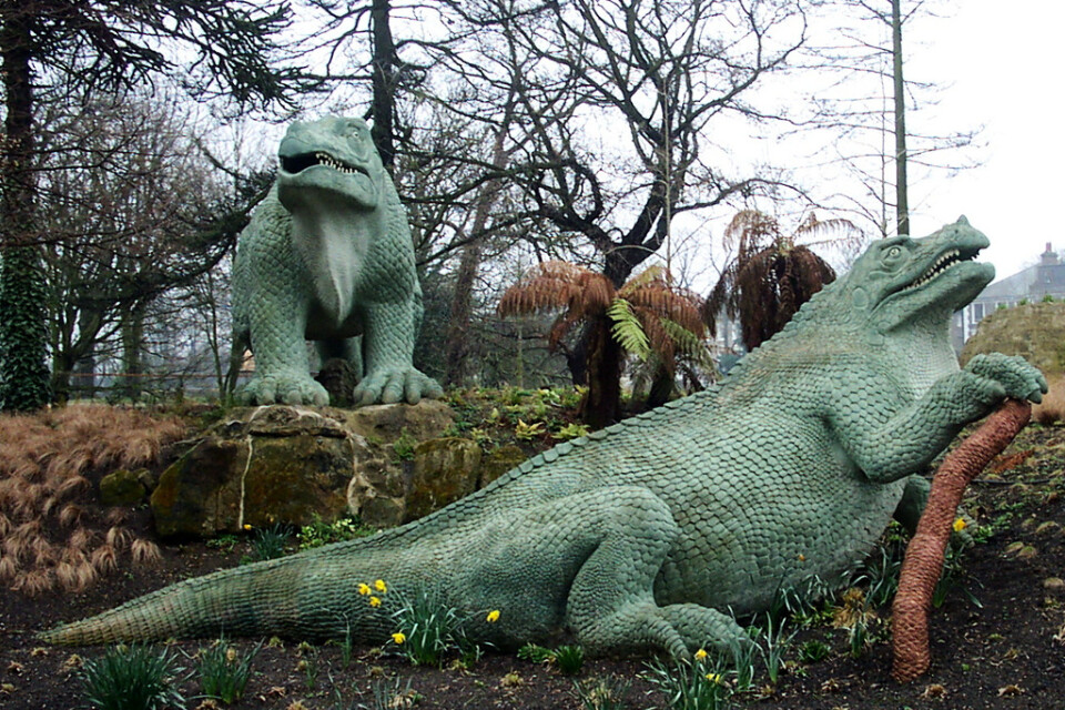 Några av dinosaurierna i skulpturparken. Arkivbild.