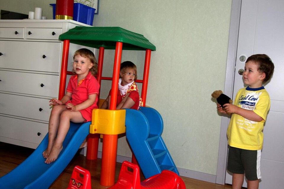 Philippa Seedhill, Anna Martineau Andreasson och Noah Seedhill leker på öppna förskolan medan mammorna fikar.