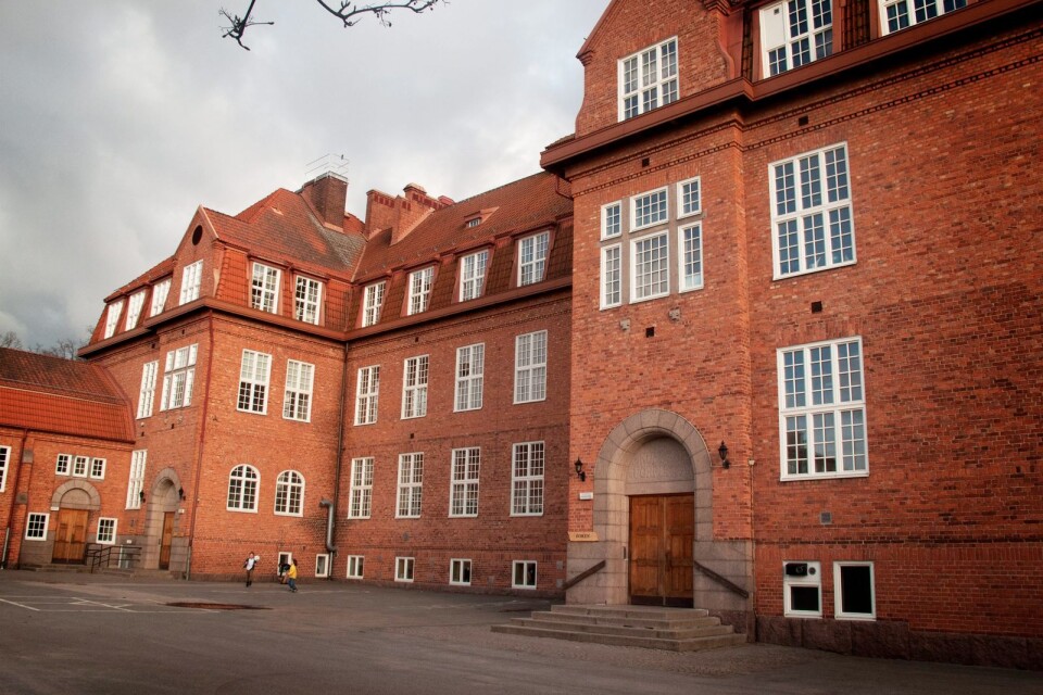 Fredriksbergsskolan och det närliggande förskolekansliet stängdes som en säkerhetsåtgärd. Mannen greps senare bara en bit från skolan.