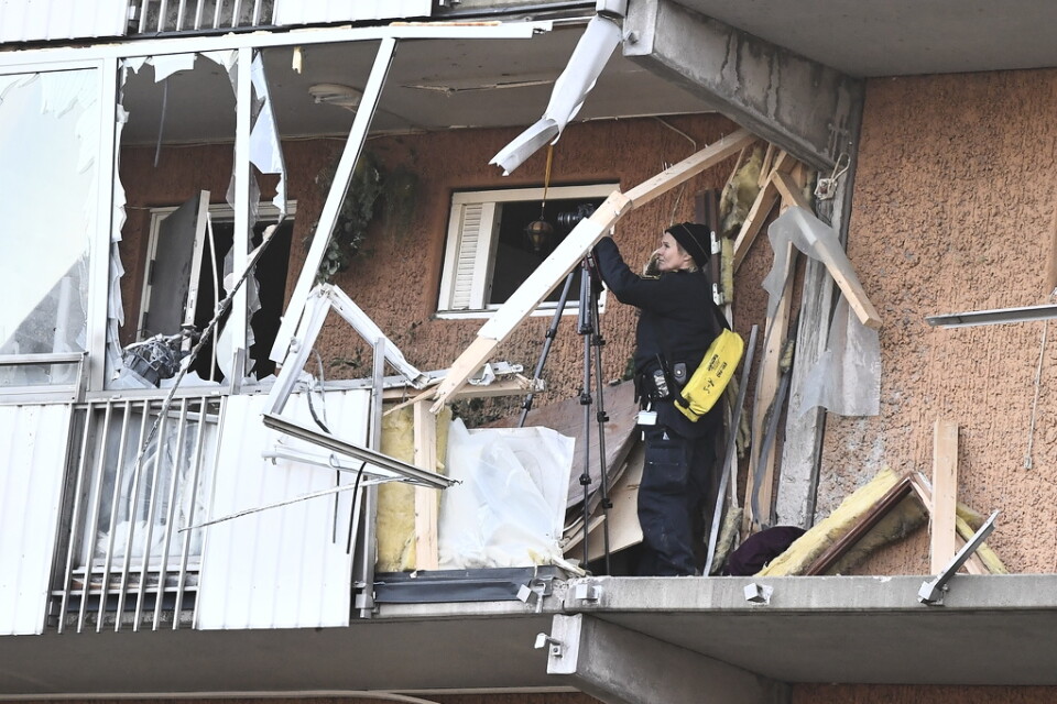 Explosionen detonerade på fjärde våningen och en mängd fönster runt gården krossades.