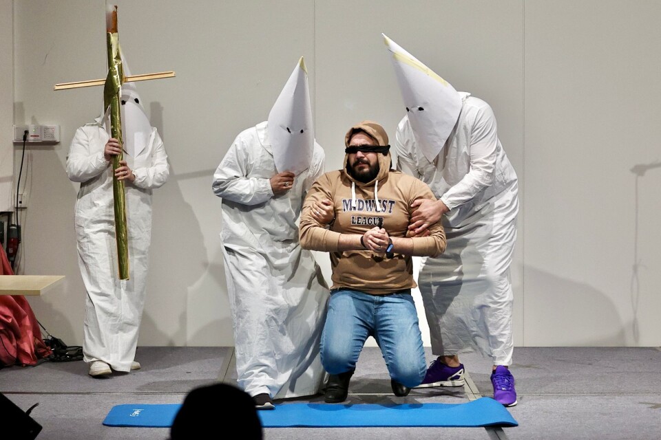 Eleverna visade en liten teaterföreställning om Ku Klux Klan.