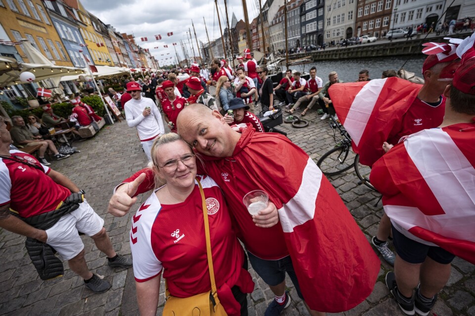 Jesper Andersen och systern Mie Toostrup har biljetter till matchen mot Finland på Parken och laddar upp i Nyhavn.