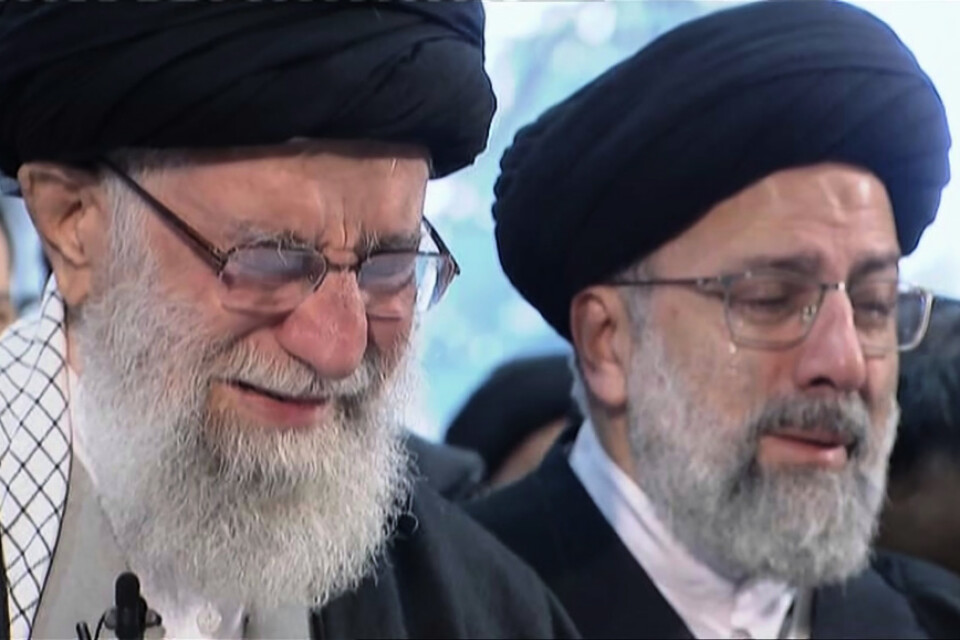 Irans högste ledare Ali Khamenei, till vänster, gråter medan han ber över Qassem Soleimanis kista.