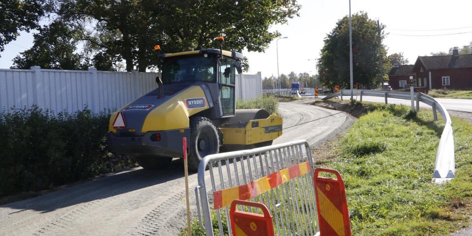 Byggnation av GC-väg vid infarten till Gällstad förra året. Satsningen var den första på kommunens prioriteringslista över mindre satsningar vad gäller utbyggnad av gång- och cykelvägar utanför centralorten.