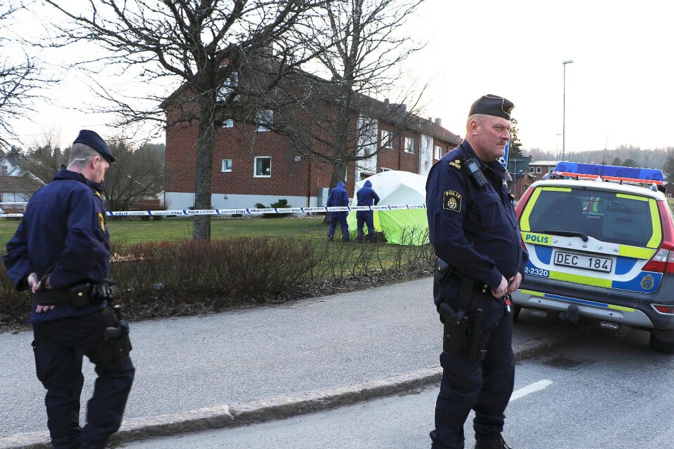 Det var kvart i fem på lördagseftermiddagen som polisen fick larm om ett bråk vid missionskyrkan i Blidsberg. När man kom till platsen fann man en man död på gräset utanför ett flerfamiljshus.