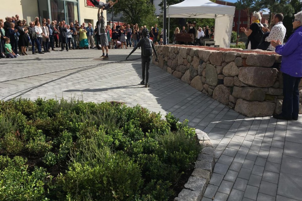 Invigning av Södra bantorget i Växjö 19 augusti 2017. Vid muren syns konstverket "På väg", skapat av Linnéa Jörpeland. Foto: Linnéa Petersson