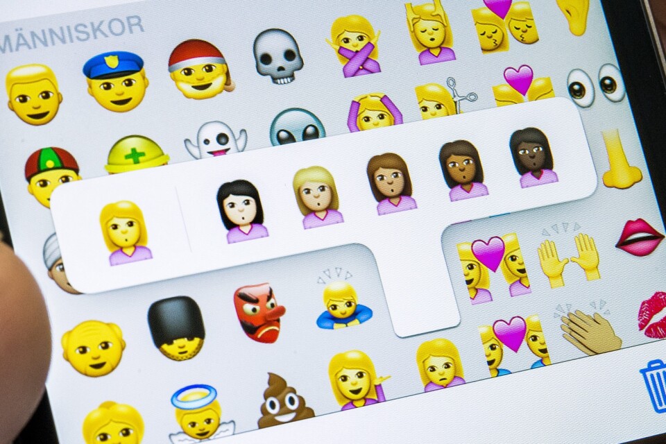 Nya symboler är på gång med fler hudfärgsalternativ för amorösa emojier. Arkivbild.