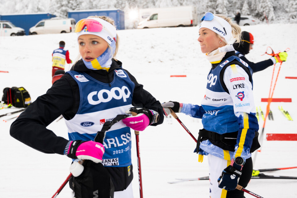 Frida Karlsson och Maja Dahlqvist åker för Sveriges lag 1 i mixedstafetten. Arkivbild.