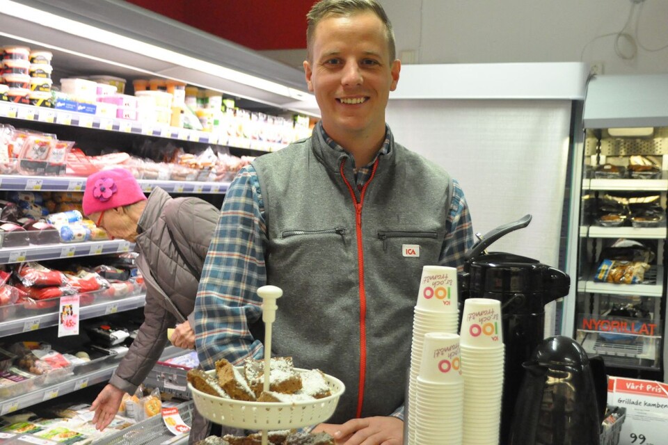 Björn Fjellström serverade kaffe och kaka till kunderna för att fira sina fem år i butiken.
