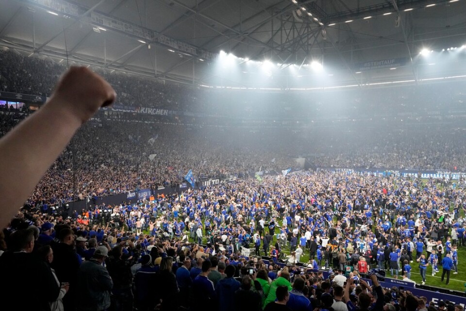 Schalkes fans stormade planen efter vändningen mot St Pauli.