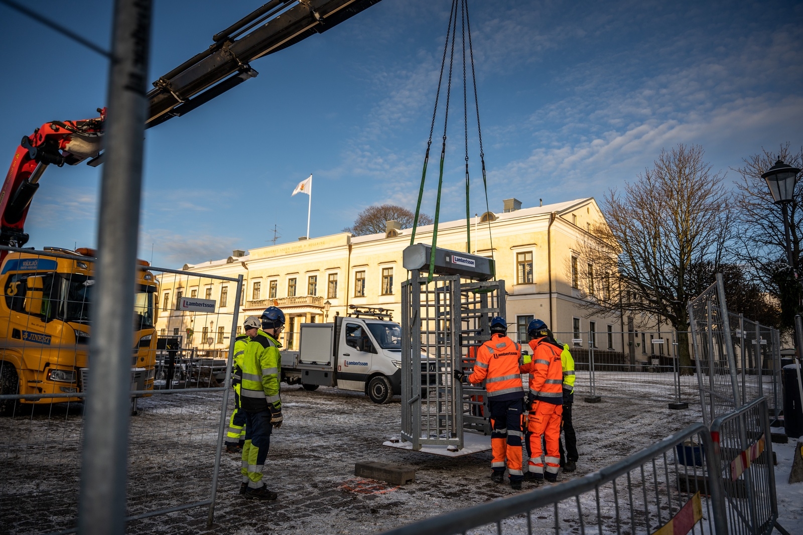 Under söndagsförmiddagen påbörjades arbetet med att bygga upp Musikhjälpens glasbur på Stortorget i Växjö.