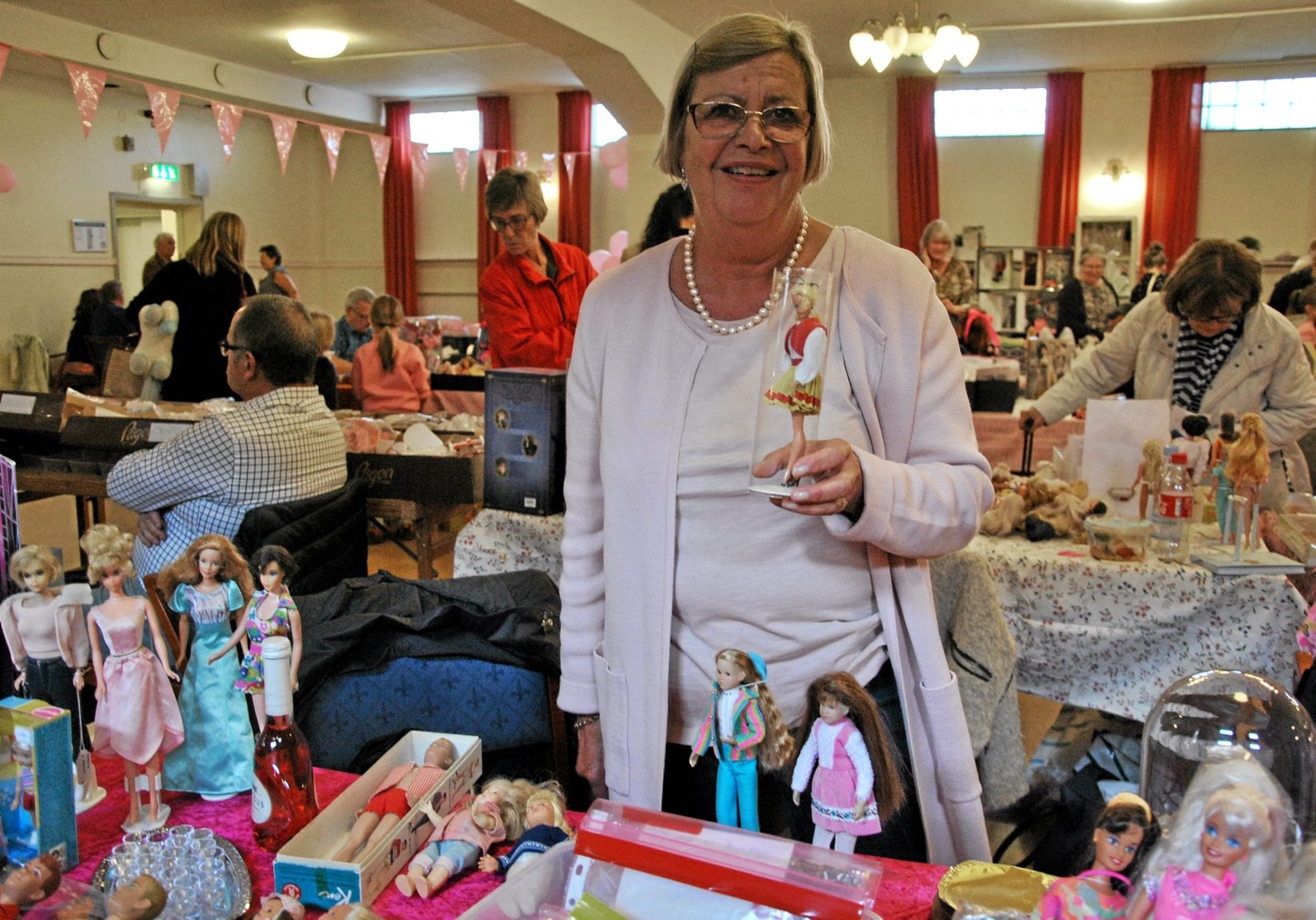 Kerstin Abäck från Möllevången har nästan 1 000 Barbiedockor i sin samling och har följt modet via sin samling.