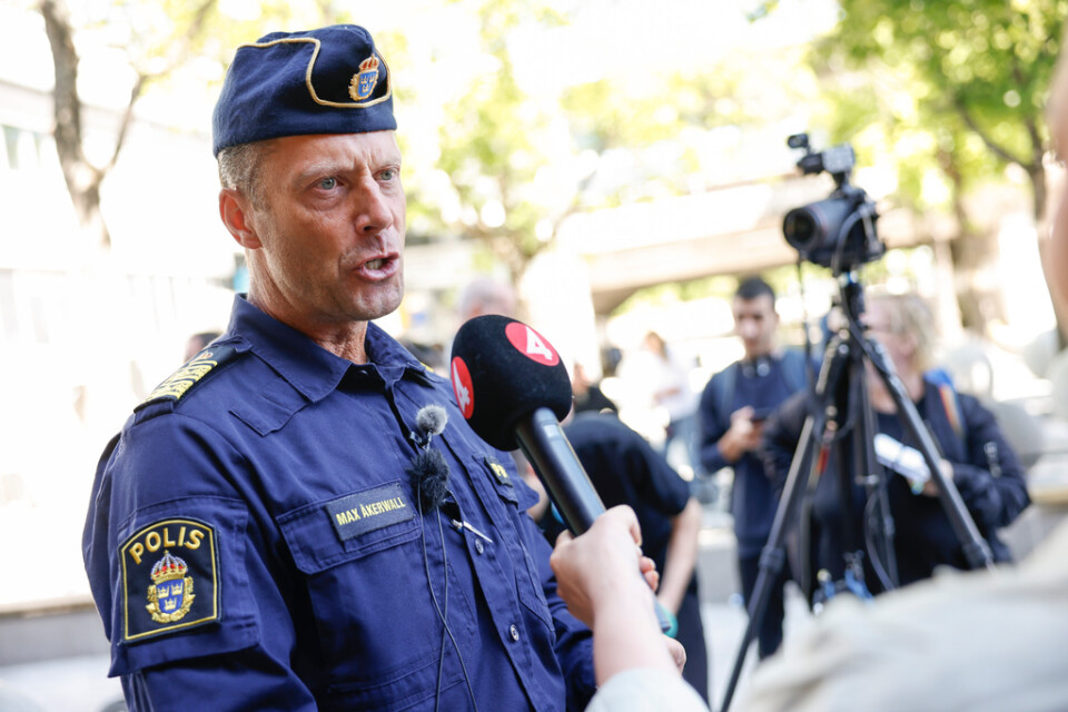 Polismästare Max Åkerwall håller pressträff på plats i Farsta centrum angående lördagskvällens skjutning.
