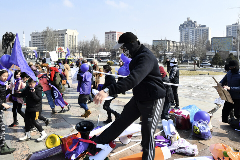 Maskerade män attackerade demonstrationen i Kirgizistans huvudstad Bisjkek.