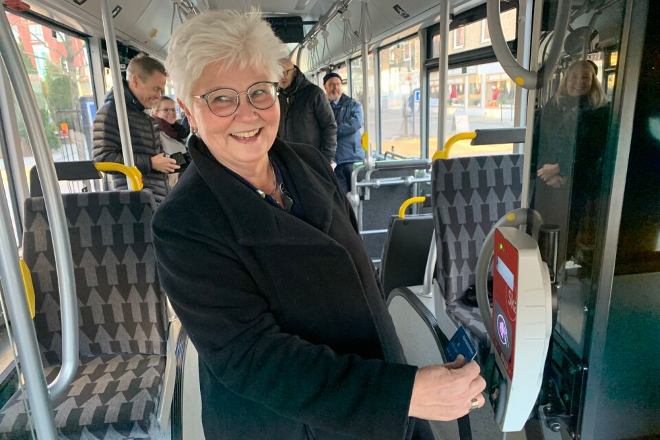 Carina Zachau (M), ordförande för kollektivtrafiknämnden, testar det nya biljettsystemet genom att hålla sitt betalkort mot läsaren.