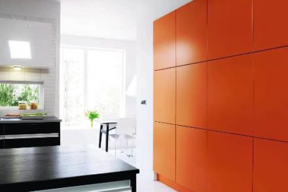 Svart och orange - en modern färgsättning för den som vågar. Foto: Vedum
