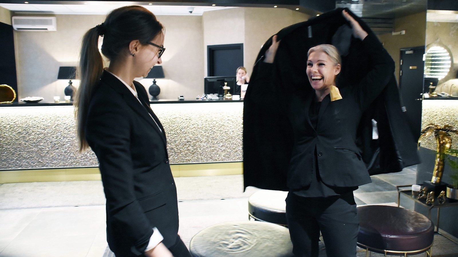 Statt arrangerar klädbytardagar i Hässleholm den 17 januari. Restaurangchefen Sabina Andersson och försäljningschefen Annika Branting har redan börjat prova. Foto: Helén Fingalsson