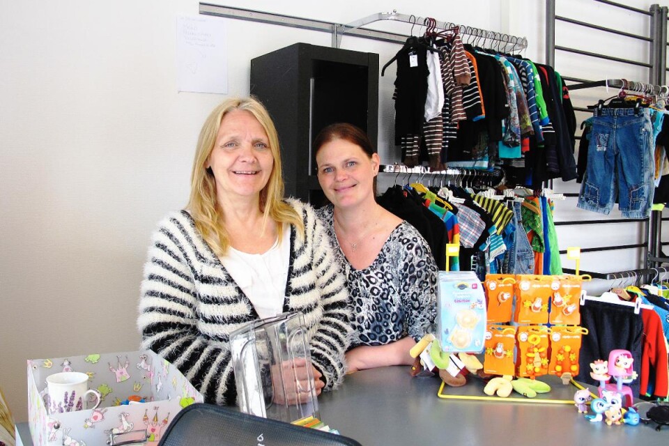 På bilden ses Hanne Westergren Paulsen och Sara Rume, som arbetar i butiken. Foto: Karin Ferneborg