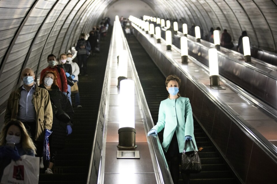 Människor med munskydd i Moskvas tunnelbana tidigare i maj.