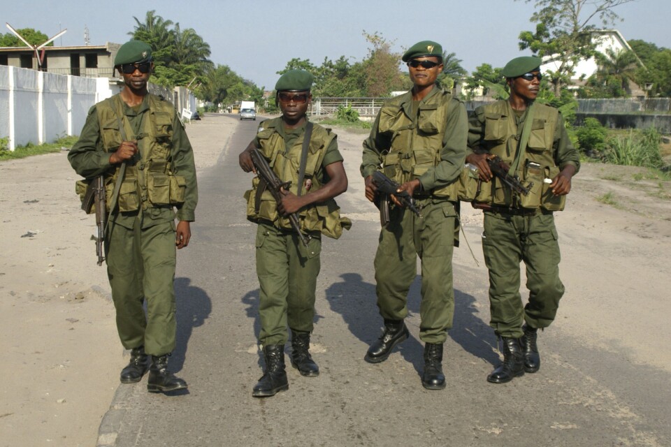 En milis uppges ha dödat 16 personer i attacker mot två byar i östra Kongo-Kinshasa. På bilden soldater i landets armé i huvudstaden Kinshasa. Arkivbild.