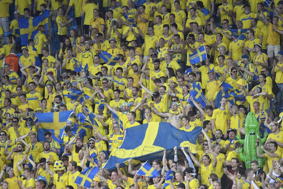Ett inställt flyg stoppar hundratals svenska fans som skulle ha sett Sveriges VM-premiär i Nizjnij Novgorod i dag.