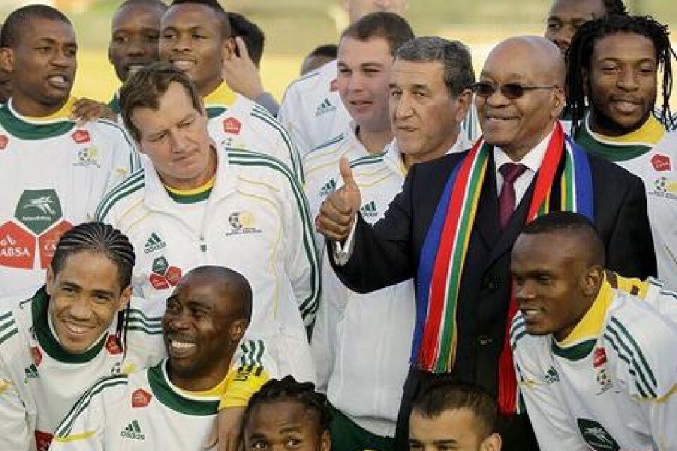 Hoppas. Sydafrikas president Jacob Zuma med Bafana Bafana, det sydafrikanska landslaget. BILD: Frank Augstein / SCANPIX